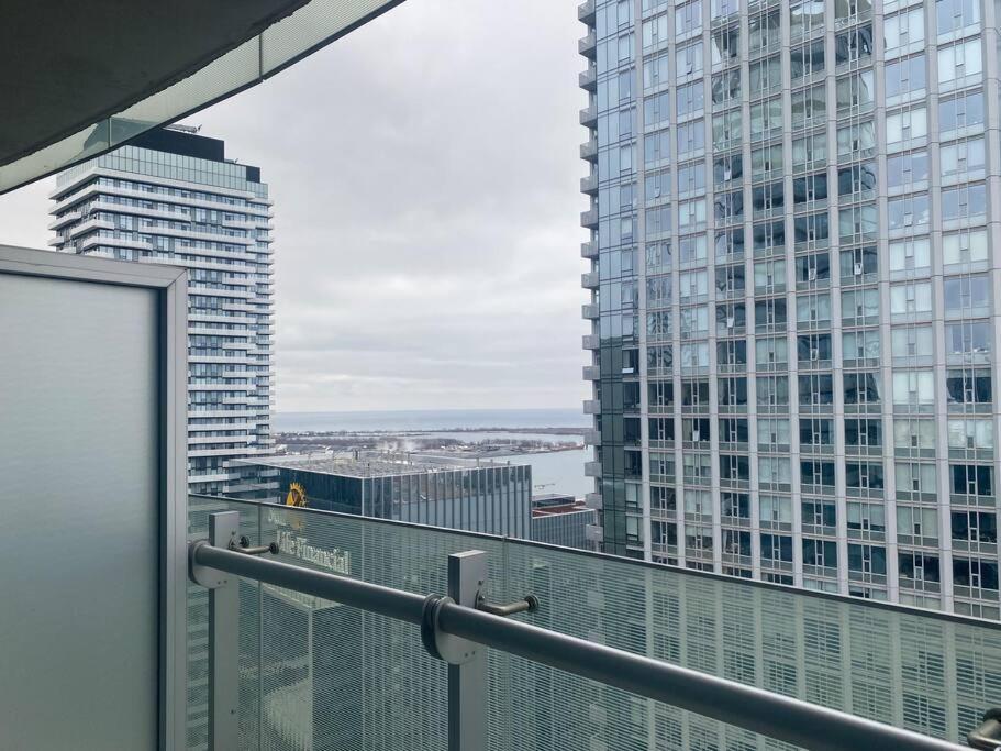 Cozy 2 Bedroom Free Parking Downtown Toronto 1Min Scotiabank Arena Tff Cn Tower Rogers Centre Union Station Exterior photo
